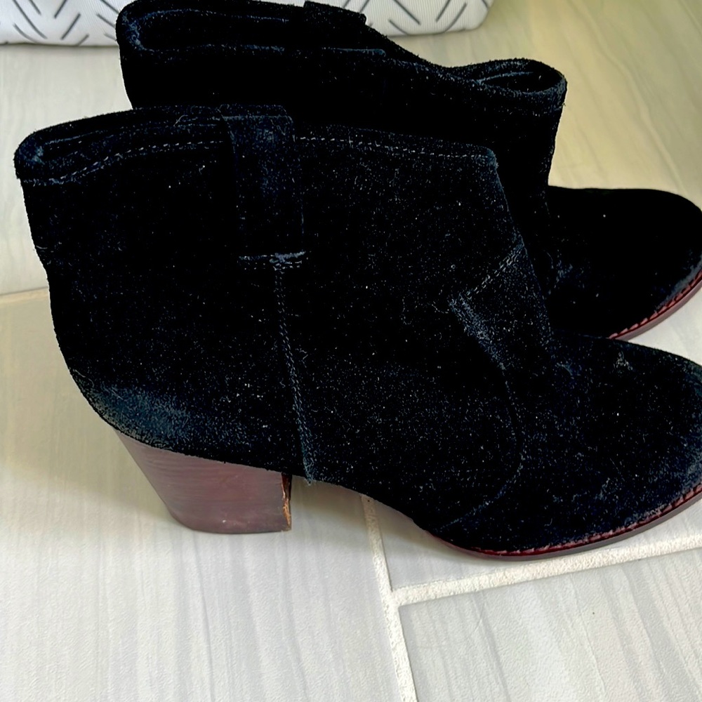 Cute suede booties-worn once
